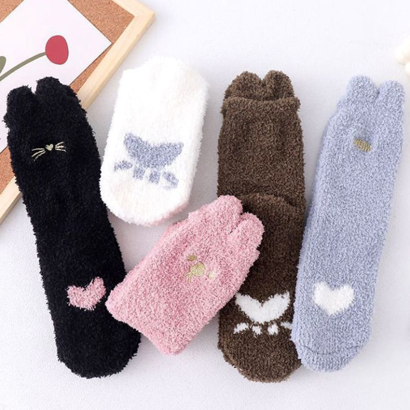 Calcetines de lana de coral, calcetines peludos de mediano plazo para niños, garras de gato de otoño e invierno, lindos, antideslizantes, cálidos para dormir, calcetines para dormir en el suelo