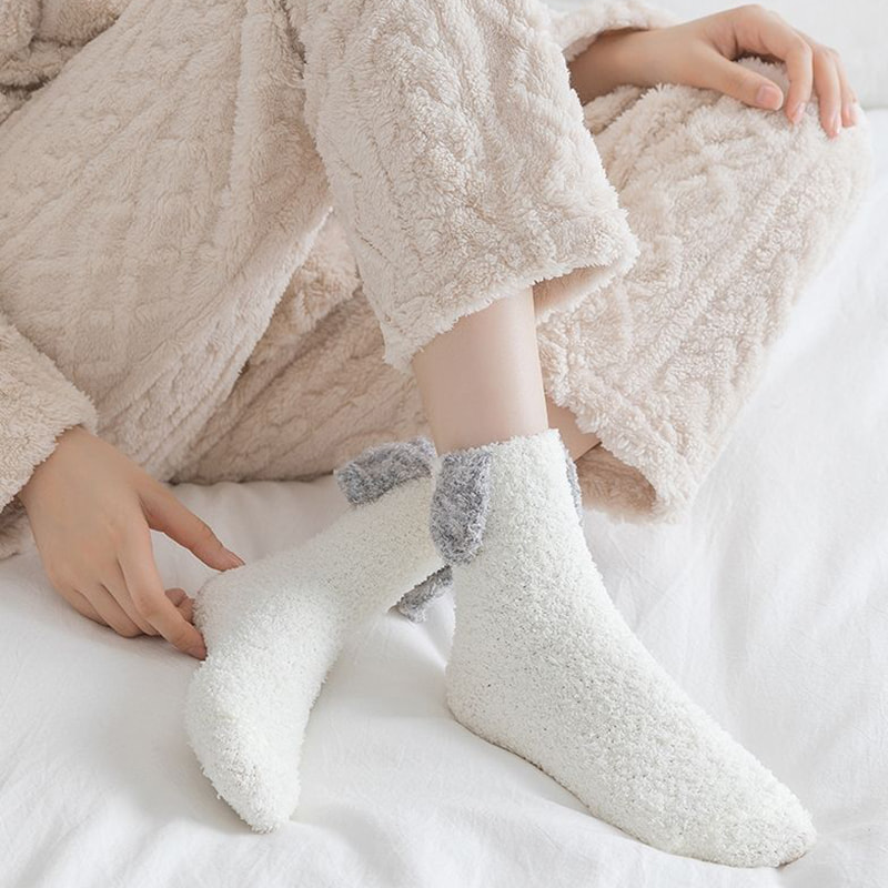 Calcetines japoneses de terciopelo coral con orejas de conejo 3D para niñas calcetines de piso de medio terciopelo para el hogar