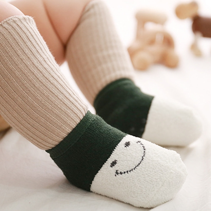 Calcetines para niños de otoño e invierno con dibujo de cara sonriente y felpa para bebés