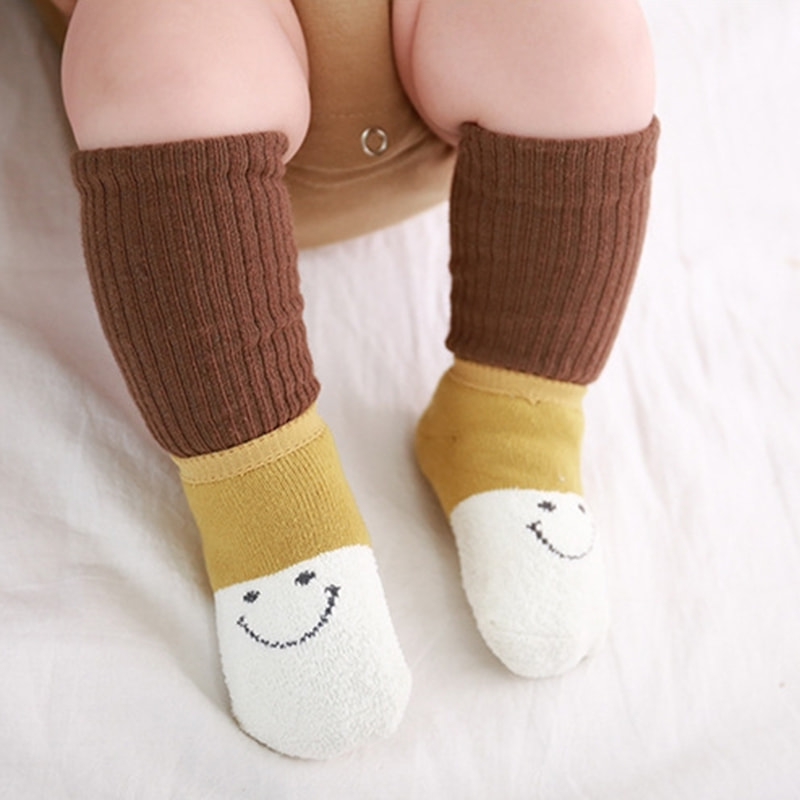 Calcetines para niños de otoño e invierno con dibujo de cara sonriente y felpa para bebés